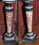 Par de colunas de mármore com duas tonalidades. Medidas 80 x 27 x 27 cm
