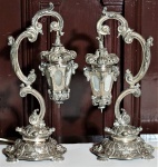 Par de lanternas de prata portuguesa, estilo D.João VI, contraste Aguia ( faltam vidros). Medidas 37 x 17 x 15 cm. Peso total aprox. 2,960 gr