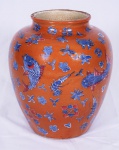 Vaso de porcelana chinesa decoração com peixes e crustáceos. Alt. 33 cm.