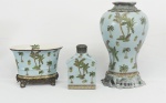 Lote com 3 peças em porcelana chinesa , decoradas com abacaxis e com adornos em bronze , sendo ânfora, centro de mesa e caixa para chá. Medidas 22 x 15 cm, 43 cm alt. e 19 x 27 x 18 cm.