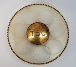 Porta pílula em acrílico e metal plaqueado a ouro, med 4 cm de diâmetro, peso 20 gr