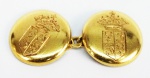 Par de abotoaduras em ouro decorado c/ brasão, peso total 13.1 gr