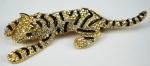 Broche em formtado de tigre, em metal dourada e pedras, med 10 cm, peso 26.9 gr ( bijuteria)