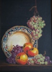 Miriam Guerreiro de Matos - "Pratos, uvas e maçãs", óleo sobre tela, assinado frente e verso, Rio 5/12/97. Medidas 22 x 16 cm, moldura 44 x 38 cm.