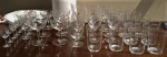 Parte de conjunto de cristal Saint Louis, composto de 12 copos de suco e 29 taças, total 41 peças.