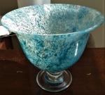 Vaso de murano na cor azul. Medidas altura 20 cm e diâmetro 23 cm.