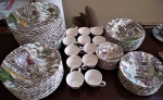 Aparelho de jantar em porcelana inglesa Myott Royal Mail, composto de; 24 pratos rasos, 12 fundos, 12 sobremesas, 12 bolo, 12 xícaras pra cafe com 12 pires, total 84 peças.