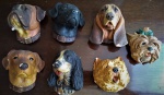 Lote composto de: 7 escultura de parede em estuque pintados, representando cabeças de cachorros.