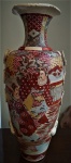 Grande vaso oriental policromado, decorado com figuras, (restaurado), altura 63 cm.