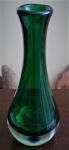 Vaso em murano na cor verde, altura 29 cm.