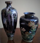 Lote com 2 vasos em cloisonne, decoração floral, alturas 19 e 26 cm.