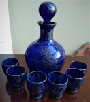 Licoreira e 6 copinhos em vidro azul, total 7 peças.