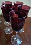 Lote composto de 5 taças em cristal na cor vinho, alturas 18 cm.