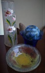 Lote composto de: vaso em vidro fosco com pintura a mão, motivo flores, altura 25 cm, castiçal com vela em vidro azul, altura 13 cm e cinzeiro em vidro de murano, diâmetro 16 cm.