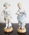 Par de esculturas em biscuit francês, representando casal de fidalgos, no estado, altura 17 cm