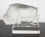 Pequeno touro em cristal acetinado ao gosto Lalique, med 10x14 cm