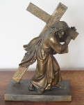 Escultura em bronze representando Cristo arrastando a cruz, altura 30 cm