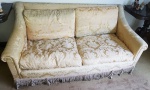 Par de sofas de 2 lugares estofado em tecido dourado, anos 50k, med 78x170x85 cm, acompanha capa e almofadas