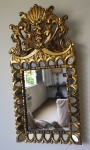 Espelho cusquenho, moldura ricamente trabalhada, folheada c/ folhas de ouro, med 70x35 cm