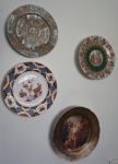4 pratos decorativos  em porcelana, procedência chinesa, alemã, inglesa e um possivelmente de origem francesa
