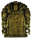Porta de sacrário de carvalho esculpido. Século XVII/XVIII. Medidas 67 x 55 cm.