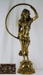Escultura em bronze dourado, representando "Ninfa". Alt. 88 cm.