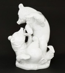 Grupo escultórico de porcelana branca  de MEISSEN, representando filhotes de urso brincando, medindo 18 cm de altura. e numerada P 252.