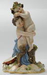Grupo escultórico de porcelana de MEISSEN, representando Centauro com menino ,  medindo 19 cm. de altura e numerada D 28.