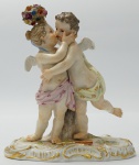 Grupo escultórico de porcelana de MEISSEN - KAENDLER P 2986, representando anjos beijando ,  medindo 12 cm. de altura.