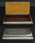 Cigarreira de mesa em metal prateado e interior em madeira , medindo 24 x 13 cm.