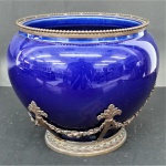 Cachepot de porcelana de SEVRES , na tonalidade azul com montagem em metal.Medidas 20 x 20 cm.
