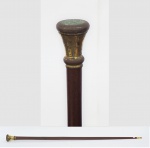 Bengala em madeira com castão e ponteira em metal amarelo, medindo 88 cm ( com desgaste).