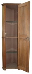 Armário rústico de canto, em madeira nobre, porta frontal e prateleiras internas. Medidas 194 x 67 x 42 cm.