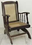 Cadeira de balanço de madeira nobre assento e encosto de palhinha(no estado). Medidas 95 x 62 x 70 cm