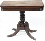 Mesa/console em madeira nobre, tampo reversível , 4 pernas recurvas com ponteiras em bronze. Medidas : fechada 74 x 42 x 86 cm. aberta 74 x 84 x 86 cm. NO ESTADO