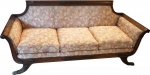 Sofá para três lugares com almofadas soltas , estofamento em tecido floral. Medidas 80 x 188 x 69cm.