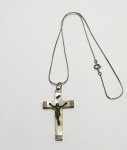 Crucifixo e cordão em madrepérola e prata branca e dourada . Peso total 4,2 gr