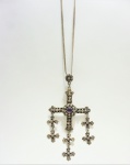 Cruz sofisticada e colar em prata contrastada, 4 (quatro) cruzes menores e cabochon de ametista  ao centro.