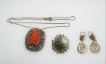 Dois broches /pendentes e par de brincos em prata e esmalte do Perú e barco de pesca em coral e prata , cordão em prata, para uso alternado.