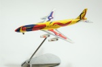 ALEXANDER CALDER. Miniatura Boeing 727. Assinado. Medindo 12 x 12 cm.