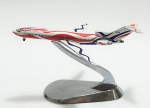 ALEXANDER CALDER . Miniatura Airplane Assinado. Medindo 12 x 12 cm.
