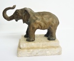 Elefante em bronze com base de mármore. Medidas: elefante 13 x 20 cm.  base  6 x 17 x 11 cm.