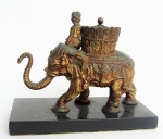 Púcaro em bronze com pintura em vermelho, no formato de elefante  e base em mármore negro. Medidas : elefante 15 x 19 cm.  base 21 x 10 cm.