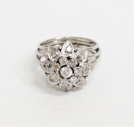 Imponente anel chuveiro em ouro branco, ricamente cravejado com diamantes. Aro 14. Peso total 4.9 gr