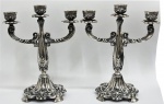 Belo par de candelabros para 3 velas cada, em prata repuxada e cinzelada , contraste Águia, Portugal. Medidas 26 x 20 cm. Peso aprox. 1.840 gr.