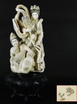 Grupo escultórico esculpido em marfim , representando  "Casal de músicos". Assinado. Acompanha peanha de madeira.  Alt. 18 cm.
