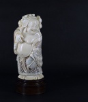 Escultura em marfim , representando Buda . Assinado. Acompanha peanha de madeira. Alt. 15 cm.