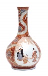 Bilha em porcelana japonesa IMARI, século XVIII, decorada com cena familiar em reserva, circundada por animais fantásticos e realçados à ouro, com fundo rouge de fer. Alt. 37 cm.