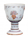 Jarra em porcelana CIA DAS INDIAS, decorada no esmalte da Família Rosa, apresentando em ambas as faces , vasos com flores em rica policromia. Século XVIII. Alt. 25 cm