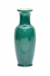 Vaso em porcelana chinesa na cor verde . Alt. 31 cm. Circunferência 43 cm.